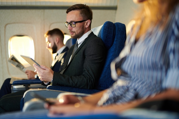 Fila di passeggeri in aereo