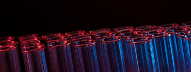 Fila di provette Concetto di goccia di liquido di laboratorio medico o scientifico con contagocce su sfondo blu primo piano immagine microfotografica