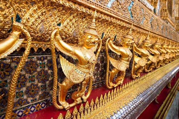 Fila di sculture di garuda dorate Wat Phra Kaew o il Tempio del Buddha di Smeraldo