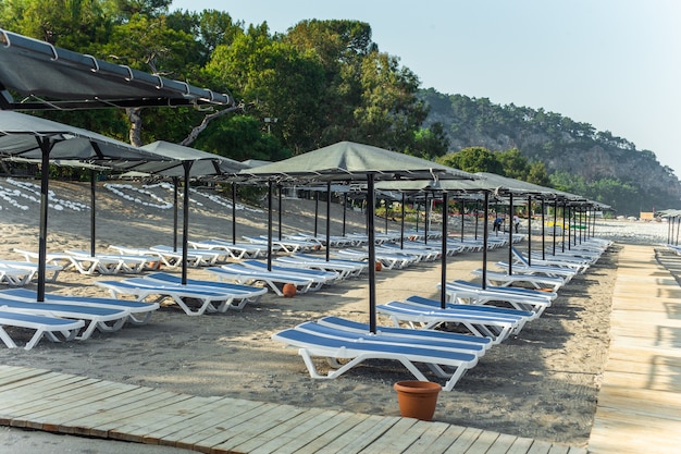 Fila di sedie a sdraio vuote sulla spiaggia di Kemer Antalya