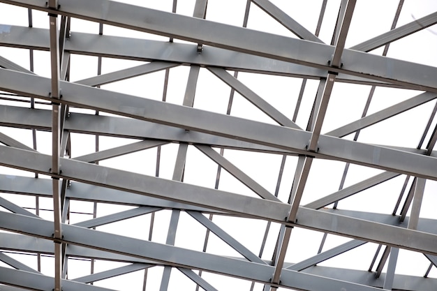Fila di struttura metallica di sostegno del tetto dello stadio. Sfondo in acciaio industriale.