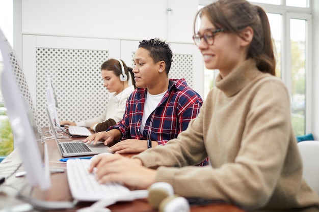 Fila di studenti in classe Computer