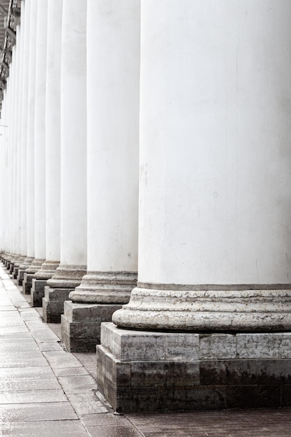 Fila diritta di colonne rotonde classiche bianche