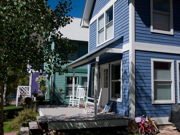 Fila storica della casa delle bambole a Telluride, in Colorado. Ogni casa è dipinta con colori vivaci.