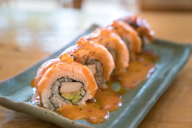 Filadelfia roll sushi con salmone, gamberi, avocado, crema di formaggio.