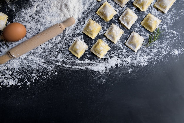 Filari di ravioli caserecci crudi con ingredienti