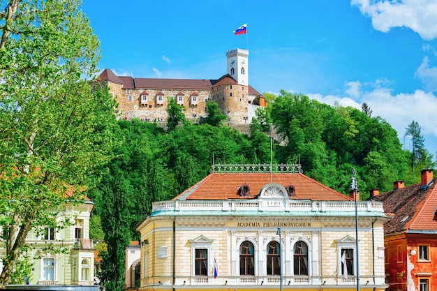 Filarmonica dell'Accademia e vecchio castello sulla collina del castello nel centro storico di Lubiana, in Slovenia