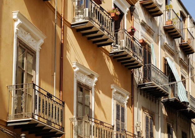 File del balcone sulla facciata dipinta di giallo dell'edificio