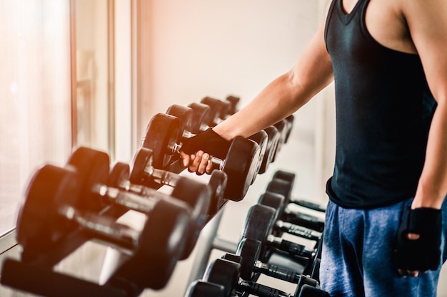 File di manubri in palestra con contrasto elevato e tonalità di colore monocromatica.