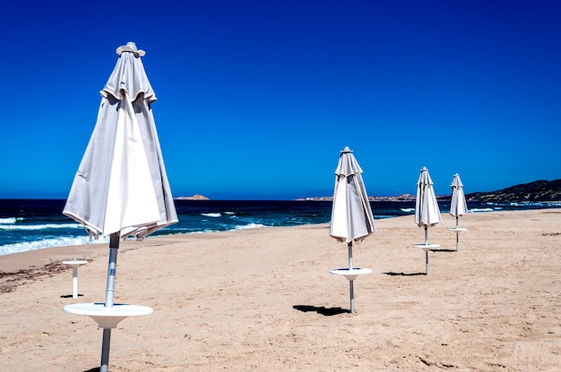 File di ombrelloni sulla spiaggia