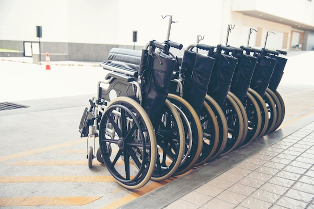 File di parcheggio per sedie a rotelle per servizi per pazienti con disabilità in ospedale medico con spazio per la copia Gruppo di sedie a rotelle Servizio di fila in ospedale