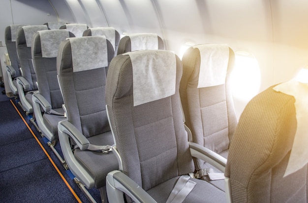 File di sedili passeggeri in aereo cabina.
