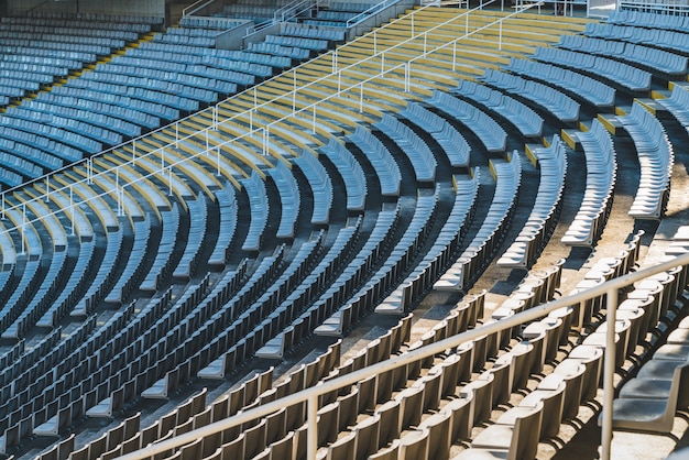 File di sedili vuoti di un grande stadio