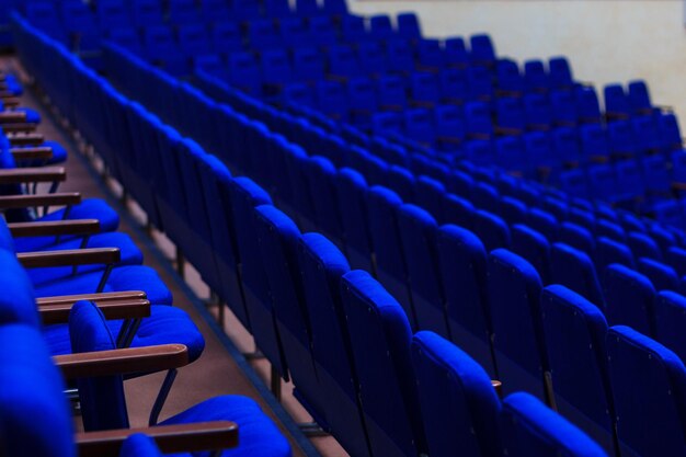 File di texture di morbide poltrone blu in velluto nell'auditorium del teatro