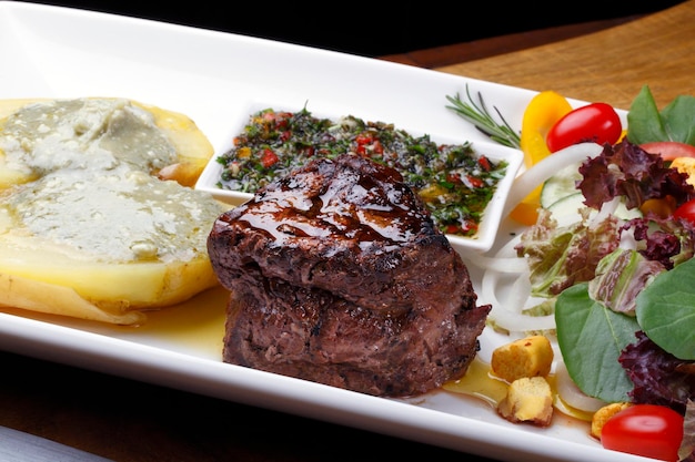 Filet mignon con insalata e patate