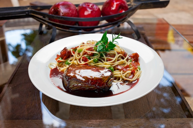 Filet mignon con pasta, salsa BBQ