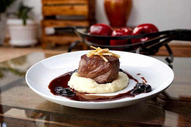 Filet mignon con purè di patate e salsa jabuticaba