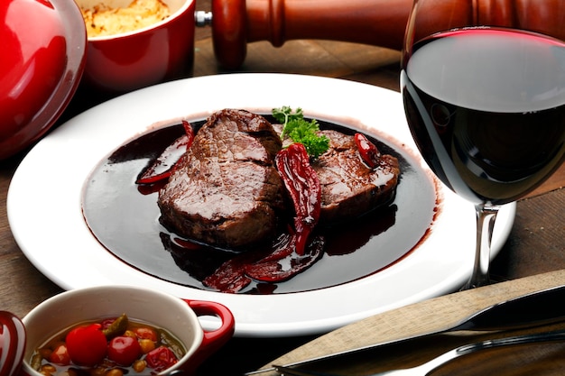 Filet mignon con salsa al vino rosso