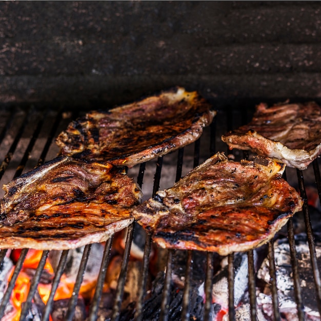 Filetti di manzo rustici preparati in barbecue