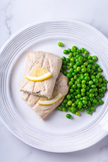 Filetti di pesce senza pesce vegan a base vegetale con piselli