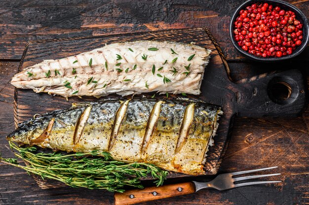 Filetti di pesce sgombro arrosto sul tagliere