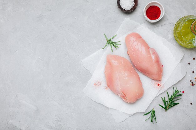 Filetti di petto di pollo crudo con paprika rossa al rosmarino e spezie Vista dall'alto