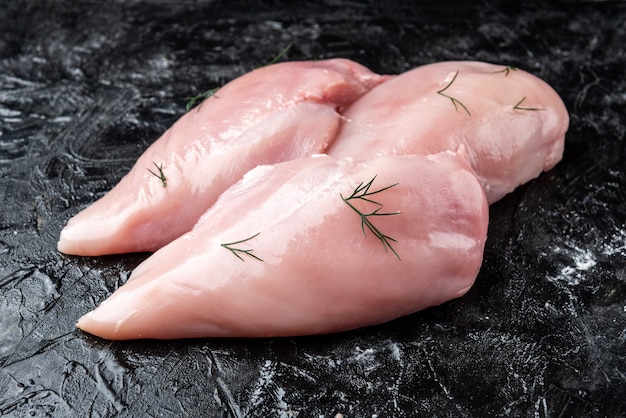 Filetti di pollo crudi con condimento