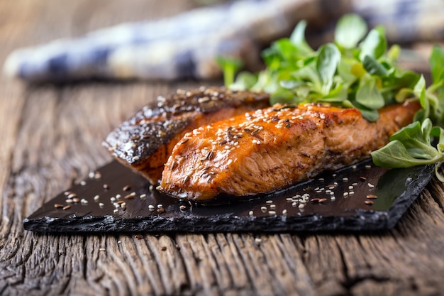 Filetti di salmone alla griglia con erbe su tavola di ardesia