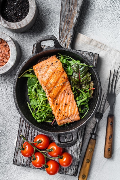 Filetti di salmone bistecche alla griglia in padella con erbe aromatiche Sfondo bianco Vista dall'alto