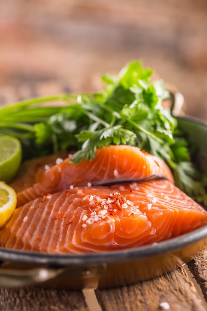 Filetti di salmone crudo con erbe prezzemolo lime limone sale e zafferano essiccato.