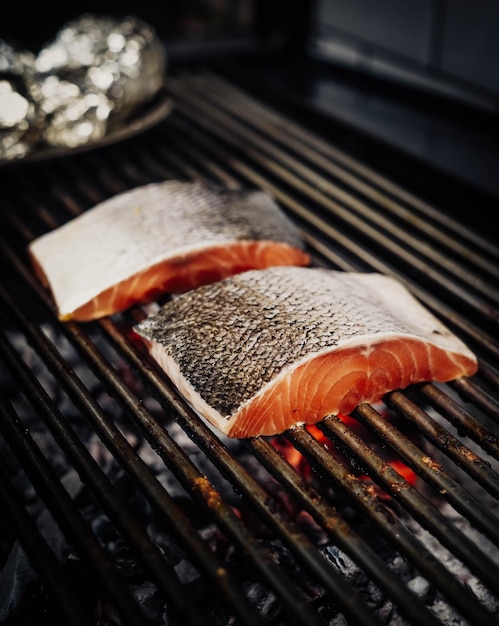 Filetti di salmone norvegese alla griglia in un ristorante elegante.