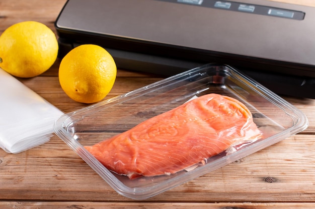 Filetti di salmone sottovuoto Cucina di nuova tecnologia Sousvide