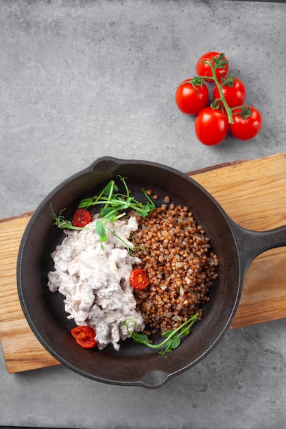 Filetto alla Stroganoff in crema e grano saraceno e pomodorini in padella