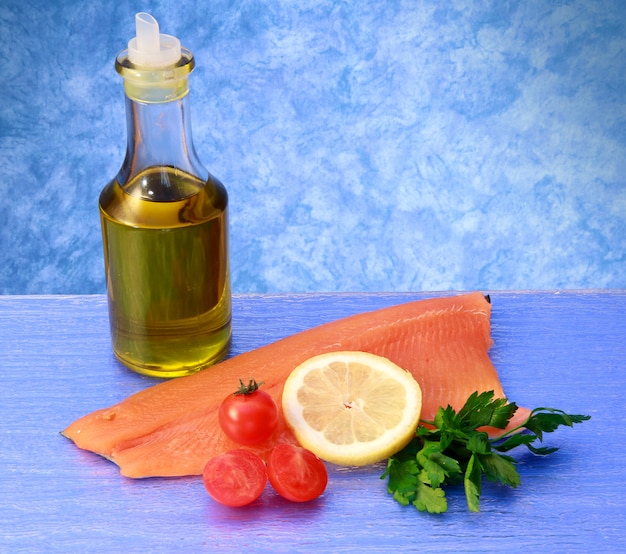 filetto crudo di salmone con fette di limone