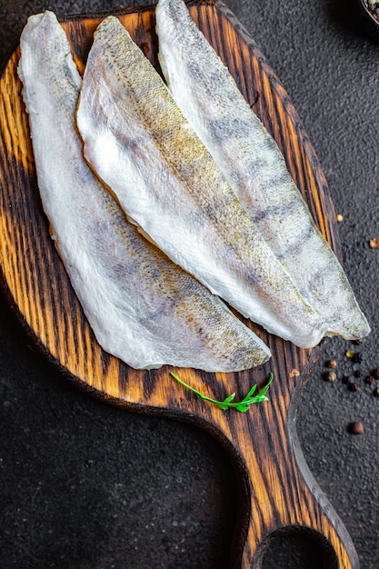 Filetto crudo senza lische di pesce lucioperca frutti di mare freschi nasello pasto snack spazio copia cibo rustico