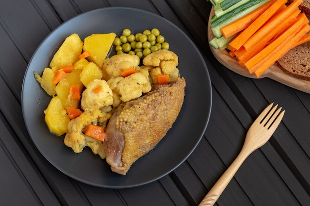 Filetto di anatra succosa con brasato e verdure fresche in un piatto