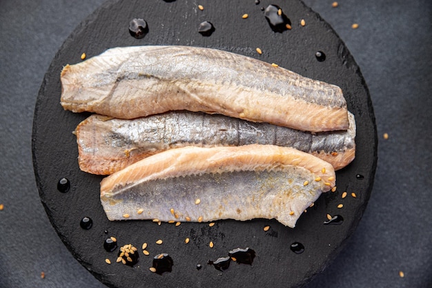 filetto di aringa pesce disossato pasto di pesce cibo spuntino sul tavolo copia spazio sfondo cibo rustico