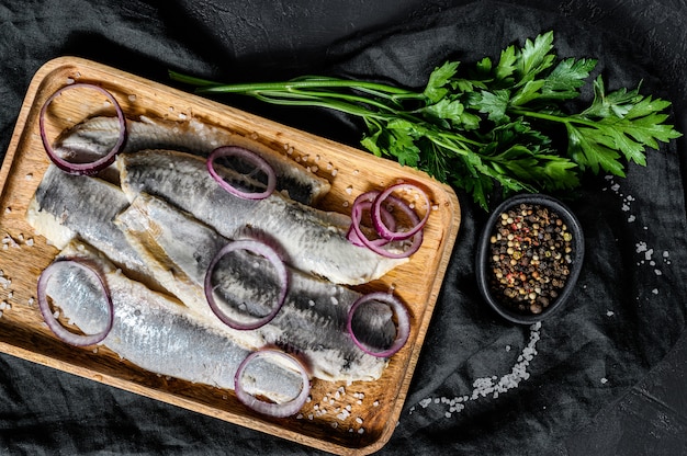 Filetto di aringhe marinato con pepe, erbe e cipolla rossa