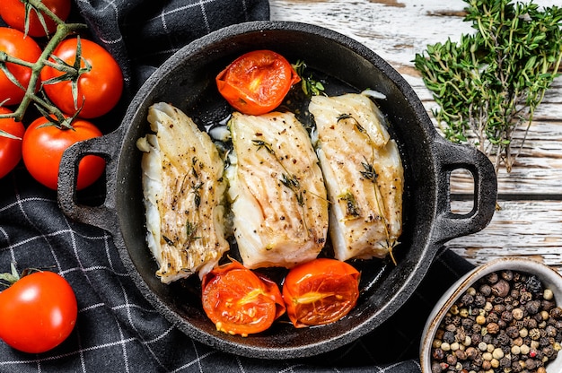 Filetto di baccalà fritto con spezie in padella di ghisa