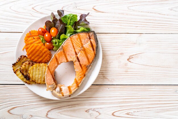 filetto di bistecca di salmone alla griglia con verdure sul piatto