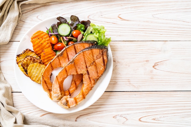 filetto di bistecca di salmone alla griglia con verdure