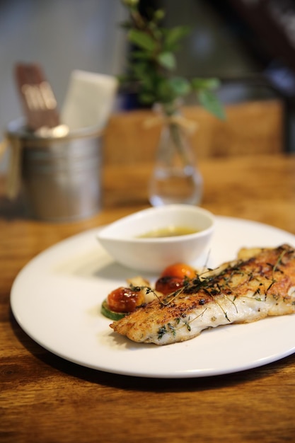 Filetto di branzino su fondo di legno