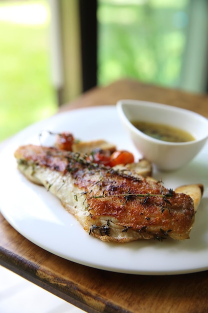 Filetto di branzino su fondo di legno