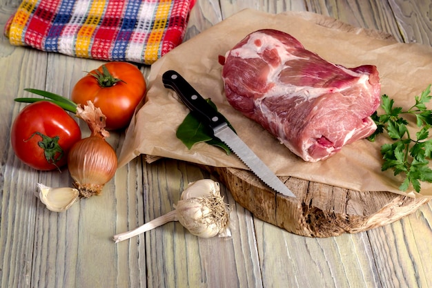 Filetto di carne di maiale fresca cruda su un primo piano della tavola di legno