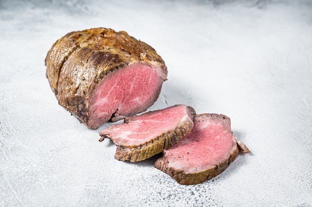 Filetto di carne di manzo arrosto sul tavolo della cucina. bianca