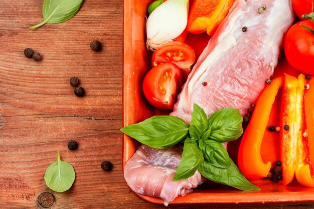 Filetto di carne fresca cruda su fondo di legno