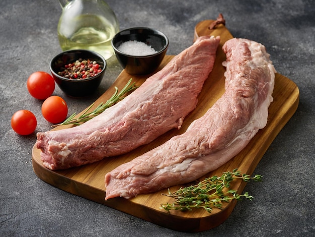 Filetto di filetto di maiale crudo Filetto di maiale a base di carne cruda su tagliere di legno pronto da cucinare