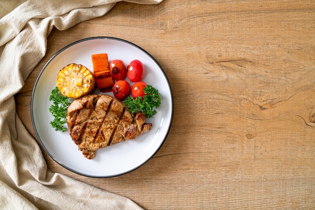 filetto di maiale alla griglia e barbecue con verdure