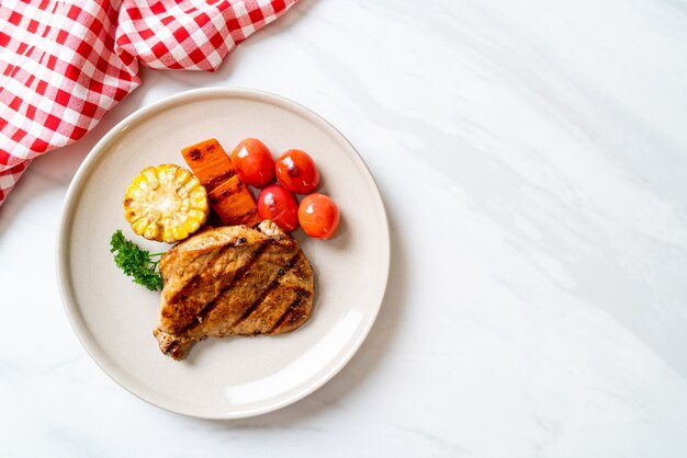 filetto di maiale alla griglia e barbecue con verdure