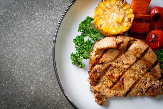 filetto di maiale alla griglia e barbecue con verdure